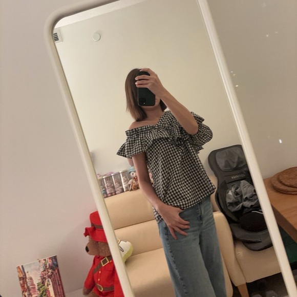 Super cute off shoulder top with ruffles - Picture 10 of 14